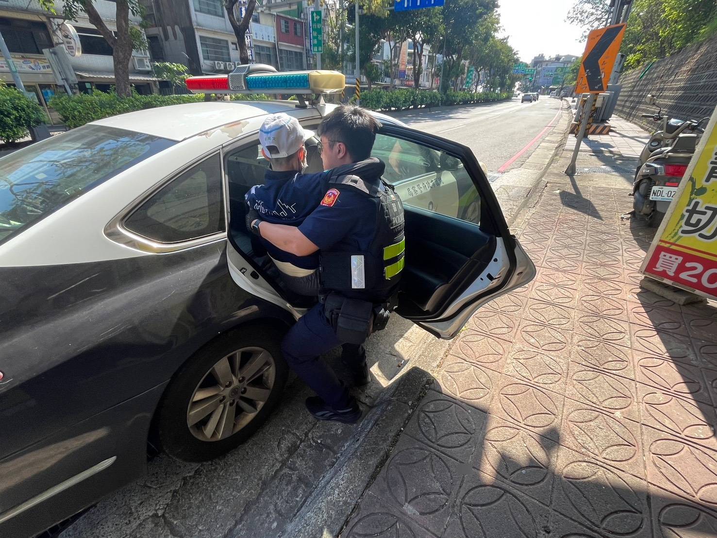 老翁負氣離家跌坐路旁 員警「一把抱起」送他返家 745090