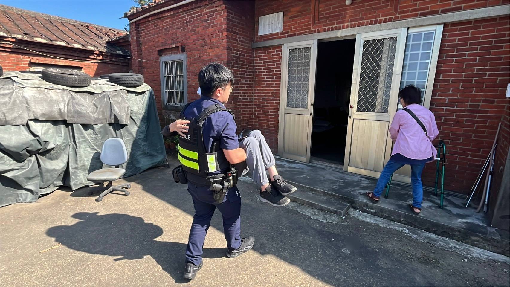 老翁負氣離家跌坐路旁 員警「一把抱起」送他返家 745092