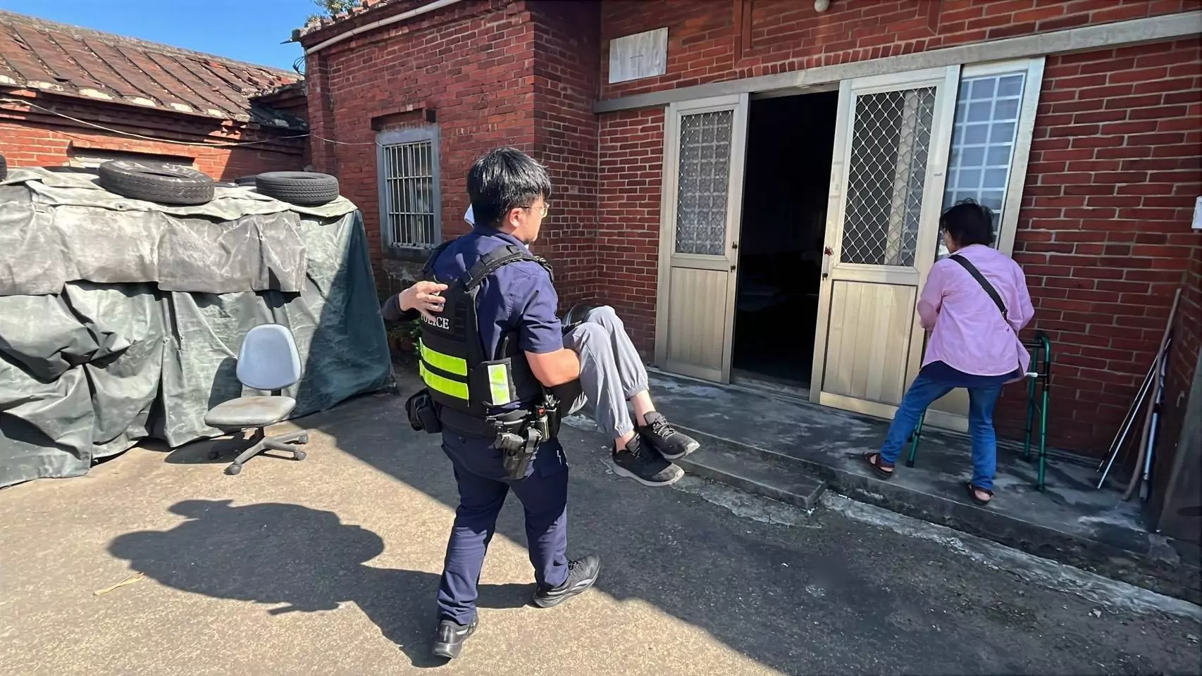老翁負氣離家跌坐路旁 員警「一把抱起」送他返家 老翁負氣離家跌坐路旁 員警「一把抱起」送他返家