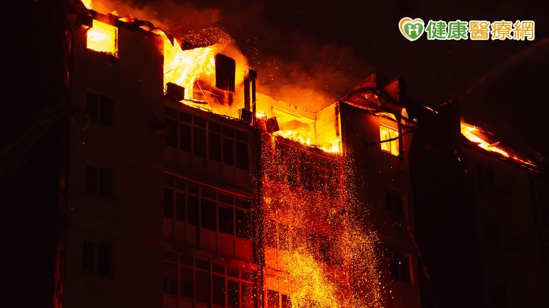 香港五級惡火釀嚴重死傷!火場逃生掌握「五不」 勿為找濕毛巾耽誤時間