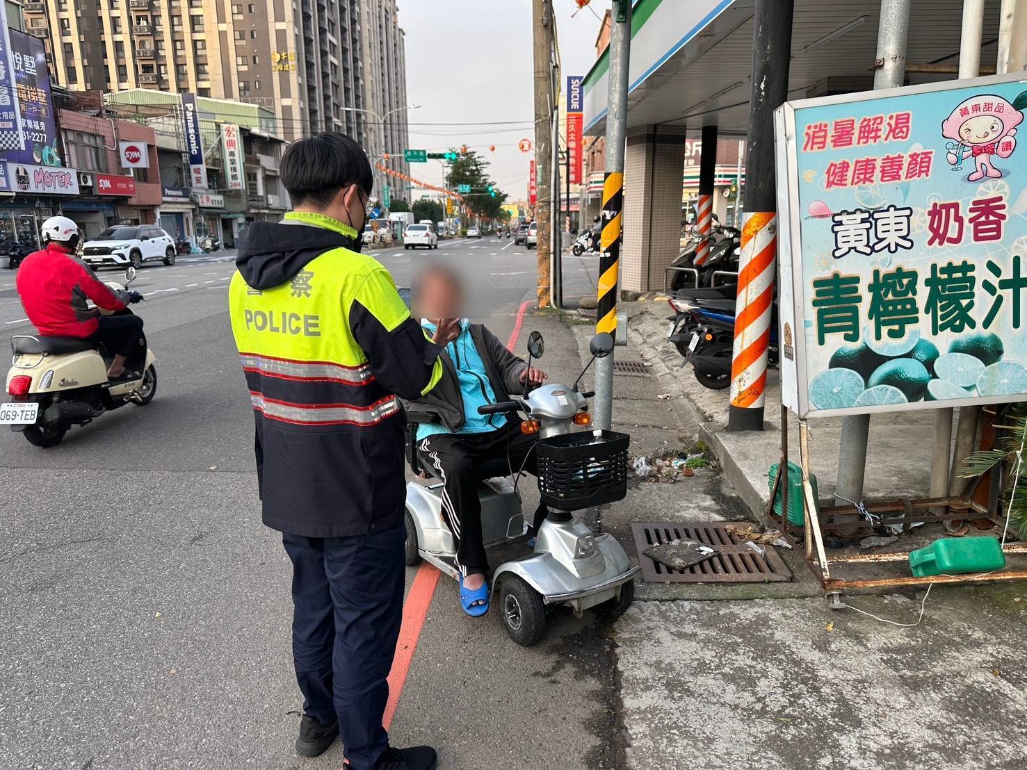 北上尋親電動車半路拋錨 平鎮警及時伸援助返家 761977