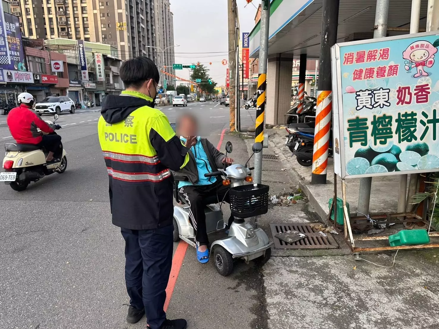 北上尋親電動車半路拋錨 平鎮警及時伸援助返家 北上尋親電動車半路拋錨 平鎮警及時伸援助返家