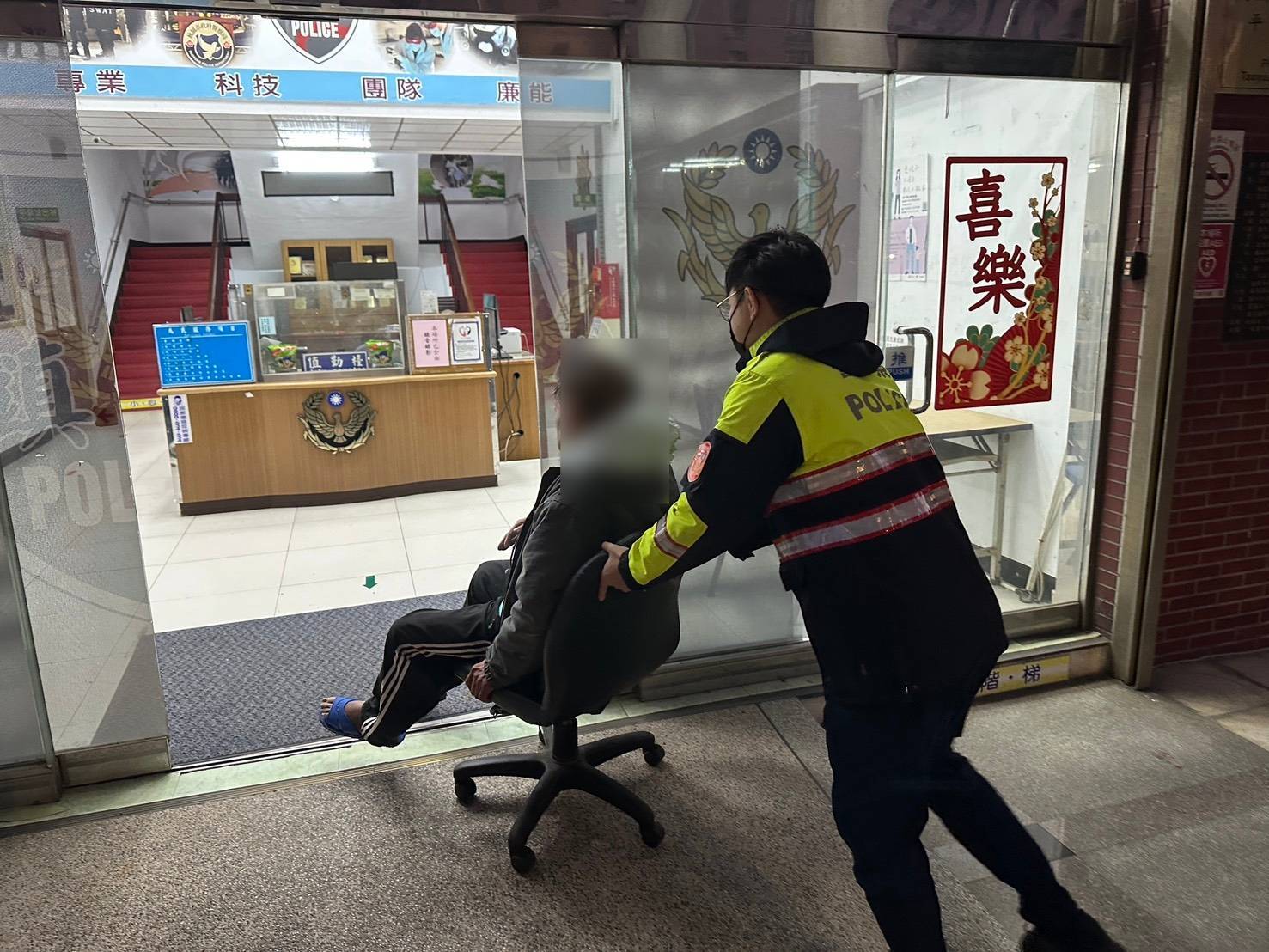 北上尋親電動車半路拋錨 平鎮警及時伸援助返家 761979