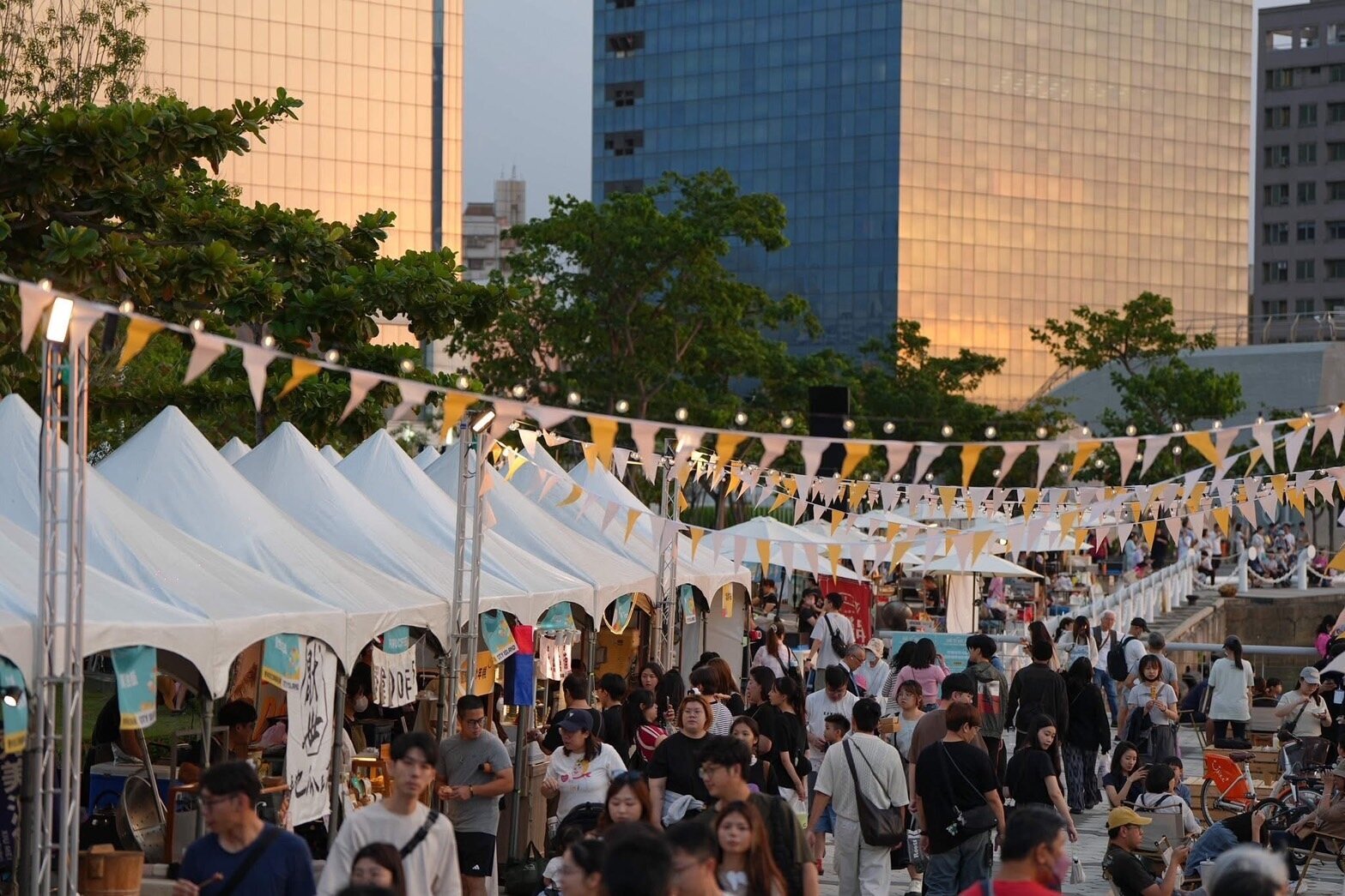 永慶加盟四品牌高雄經管會贊助高雄市青年局40萬元 力挺2025城市嶼浪市集嘉年華 支持青年用創意展現高雄之美