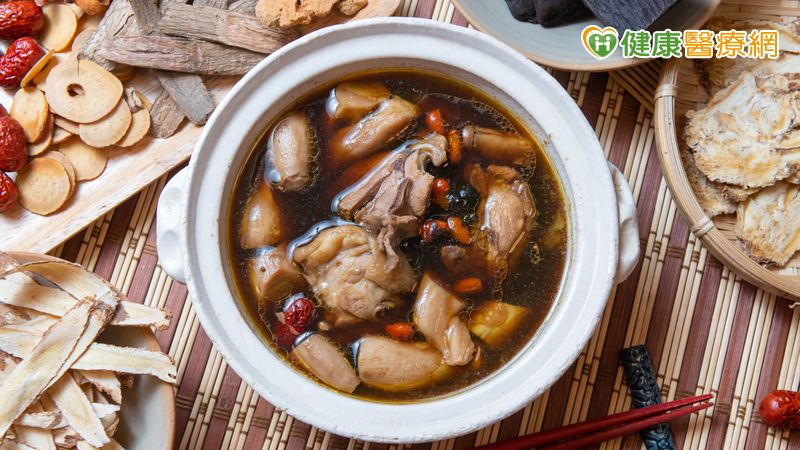 體力差手腳冰冷被稱「現代林黛玉」中醫:藥膳調理體質助身子暖