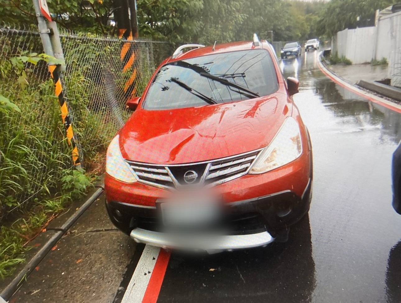 【有片】「從從容容」過彎卻沒閃過對面來車 八德無照騎士狼狽慘摔 886407 0