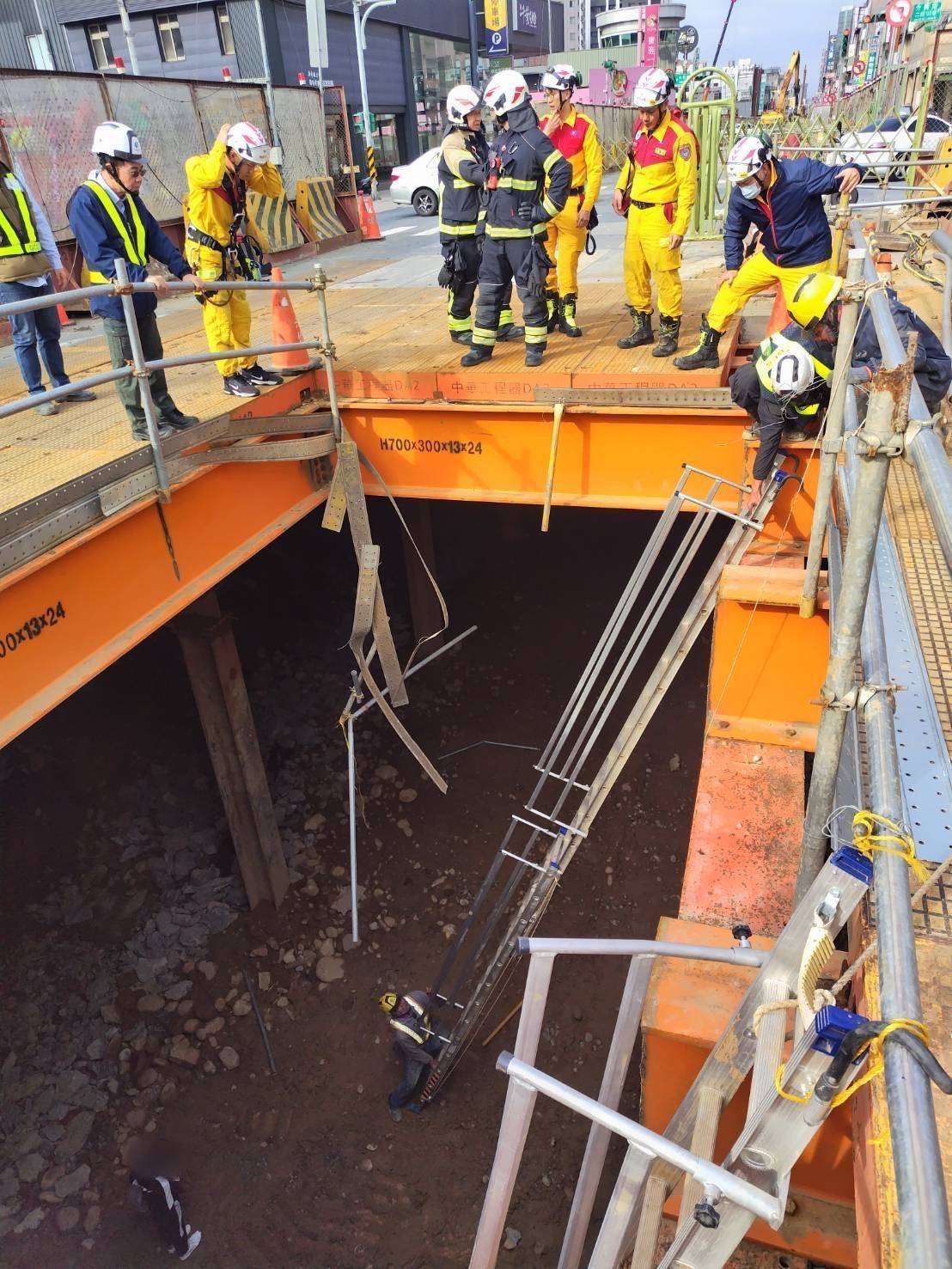 怎麼開的?八德女駕駛衝進捷運工地 連人帶車掉入8米深坑洞 895201 0