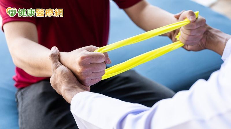 腦傷後連搬肉都做不到!醫打造客製化復健 助他成功重返職場