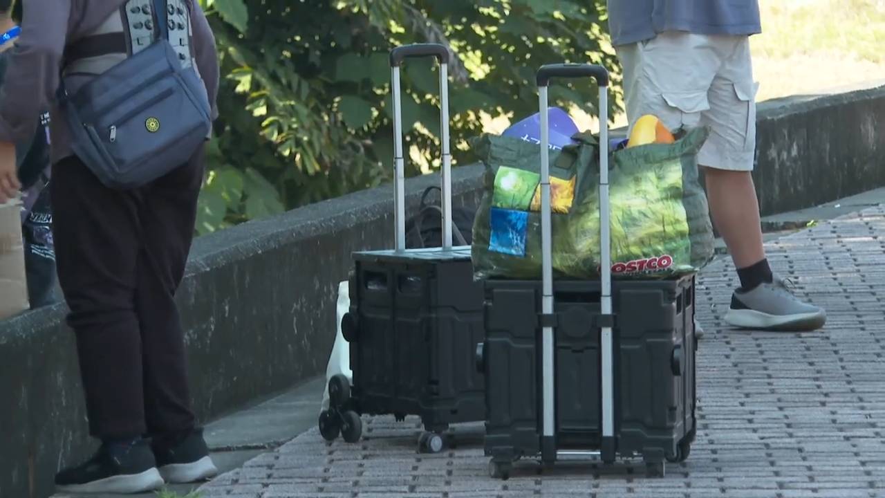 子瑜回家鄉開唱 TWICE高雄Day2-2/追賣TWICE盜版攤商 女警遭甩開推倒在地