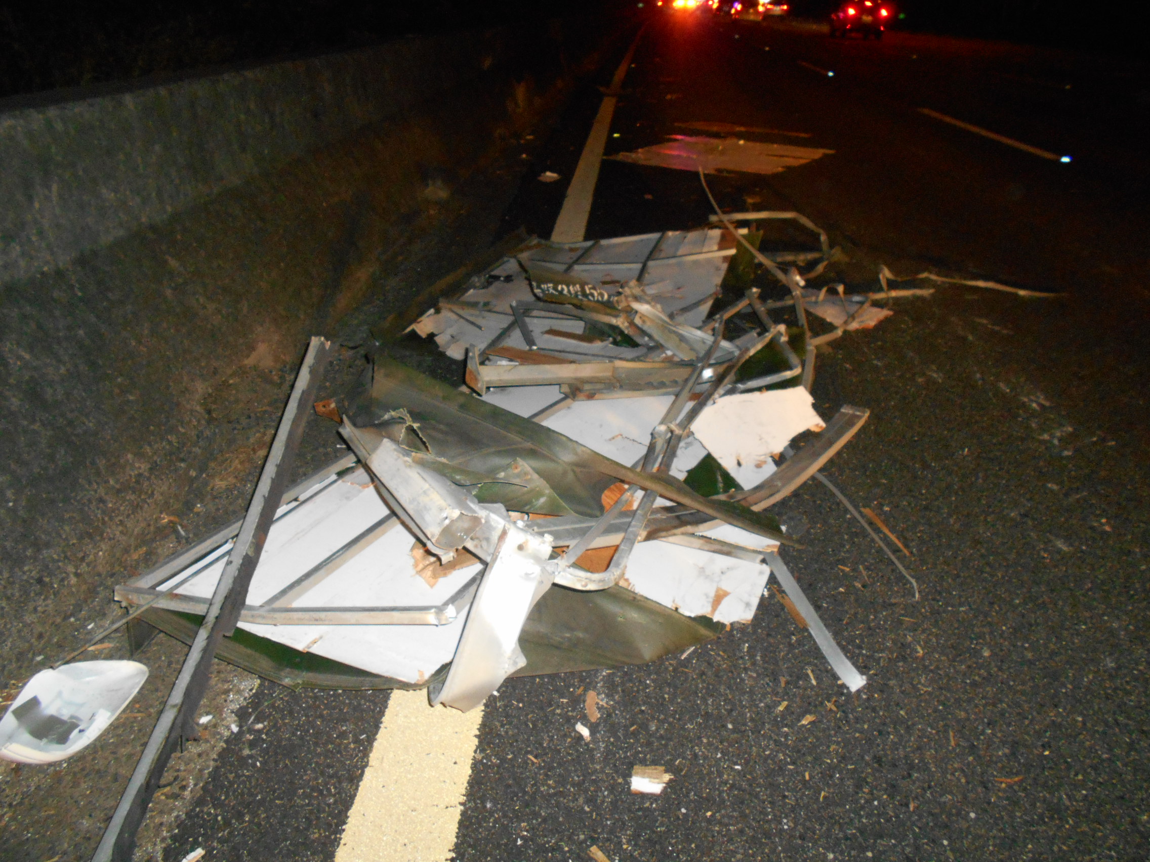 【有片】扯!國1桃園段鐵架掉路中 釀8車事故 DSCN6394 0