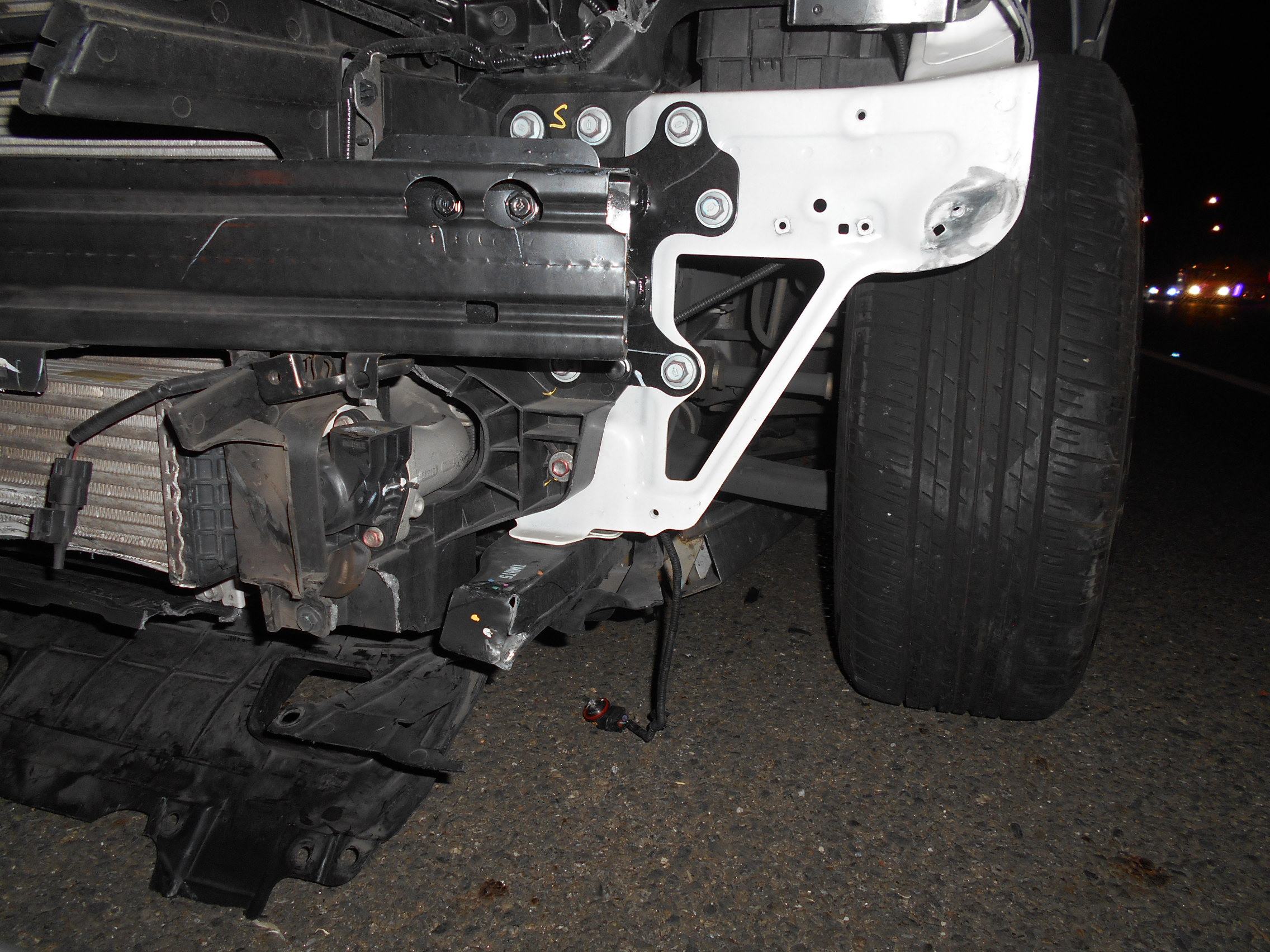 【有片】扯!國1桃園段鐵架掉路中 釀8車事故 DSCN6418 0