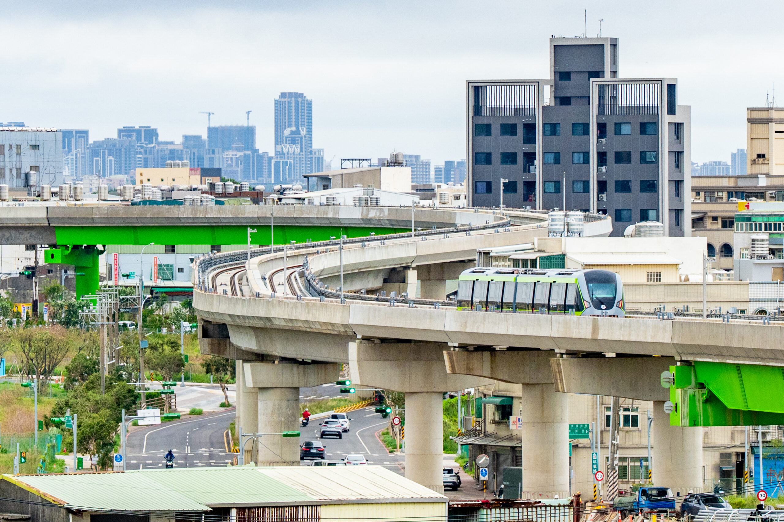 桃園捷運綠線高架5站列車動態測試上路 張善政對明年底第一階段通車有信心