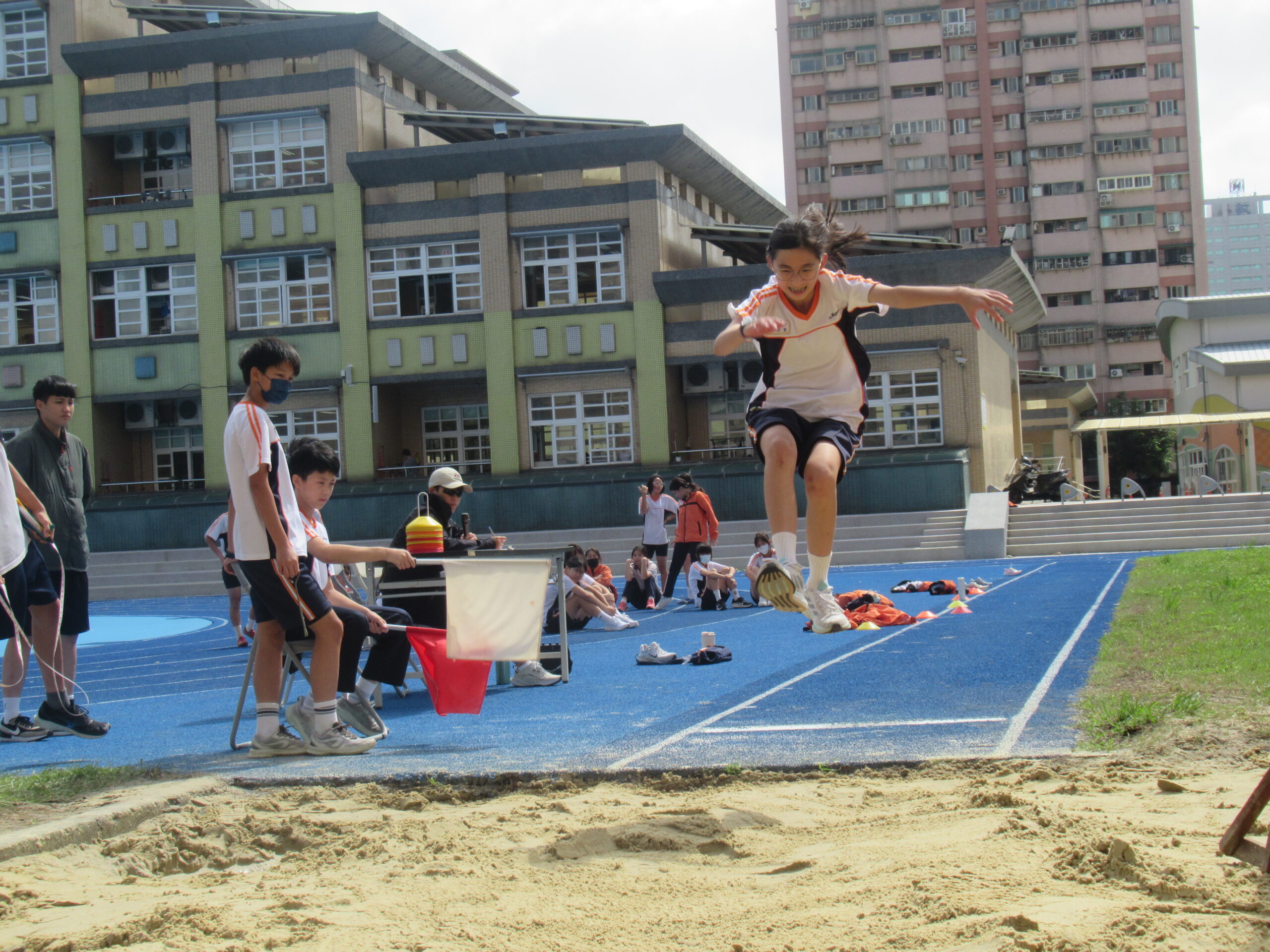 經國國中18週年校慶!全新藍色跑道啟用師生家長同歡