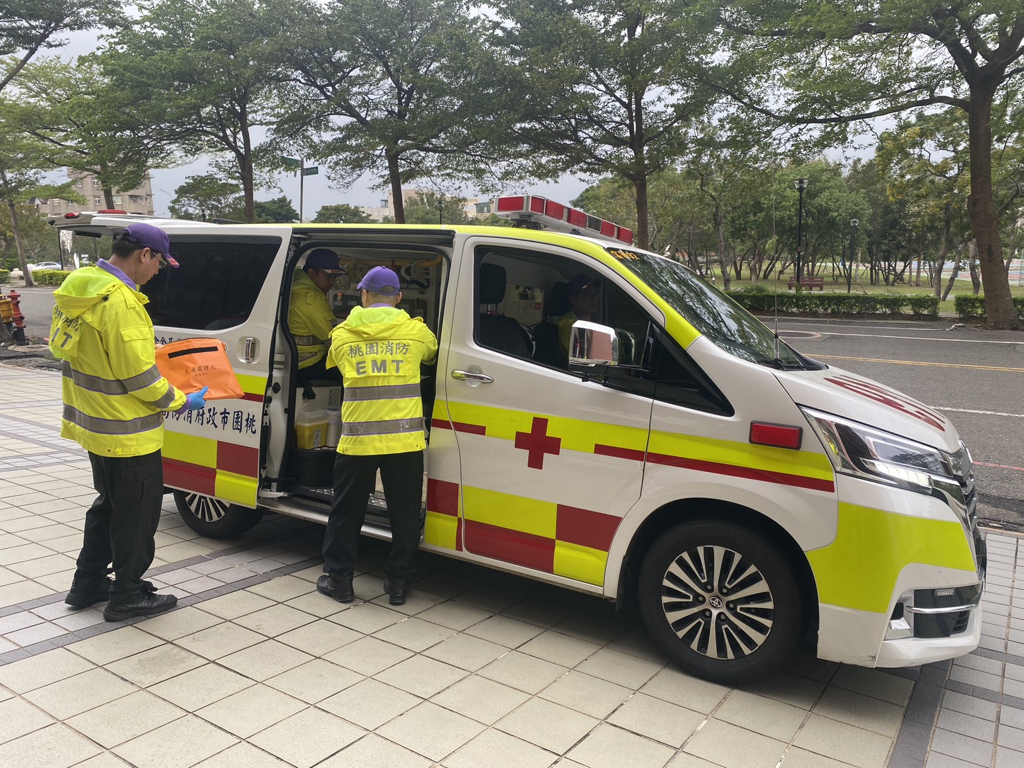 楊梅孕婦深夜急產 富岡消防展現專業助送醫獲家屬肯定