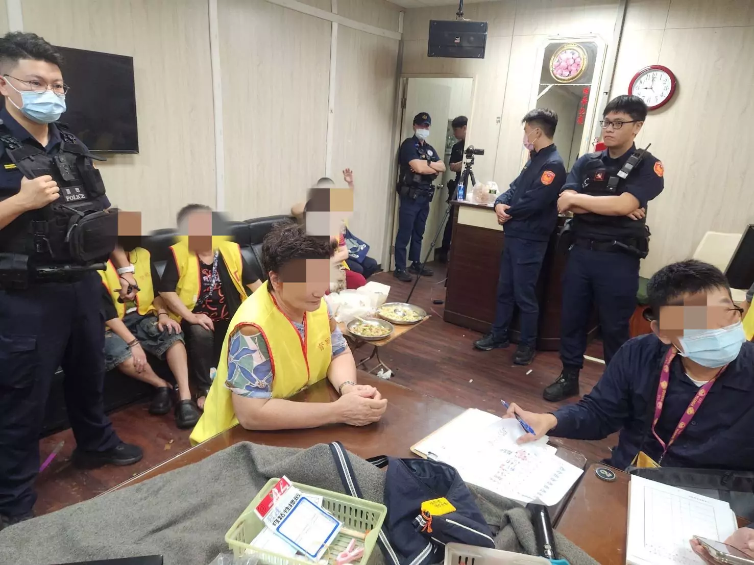中壢鐵皮屋暗藏推筒子賭場 壢警突襲逮20人 中壢鐵皮屋暗藏推筒子賭場 壢警突襲逮20人