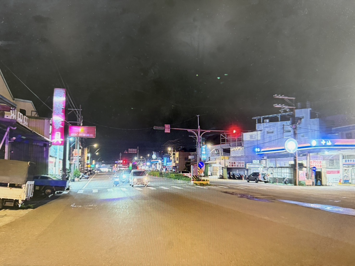 紅燈未停釀禍?直行車疑搶快撞上左轉車 騎士受傷倒地 S 19169321 0