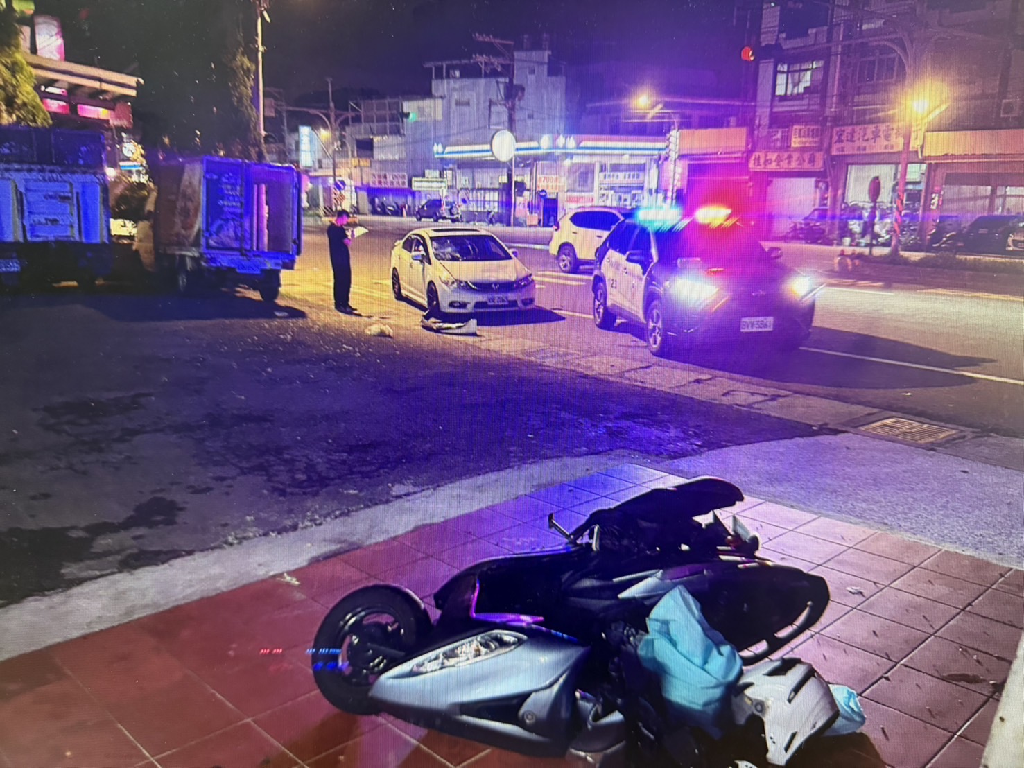 紅燈未停釀禍?直行車疑搶快撞上左轉車 騎士受傷倒地 S 19169322 0