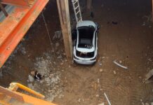 怎麼開的?八德女駕駛衝進捷運工地 連人帶車掉入8米深坑洞