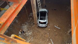 怎麼開的?八德女駕駛衝進捷運工地 連人帶車掉入8米深坑洞