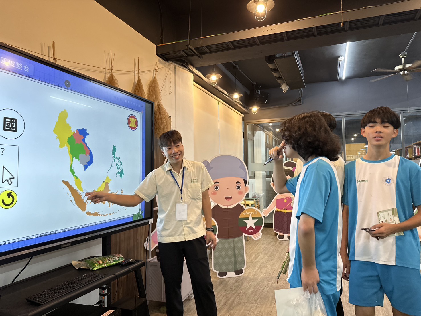 開南大學外籍生前進北科附工 「大手牽小手」認識東南亞文化 S 33710185 0