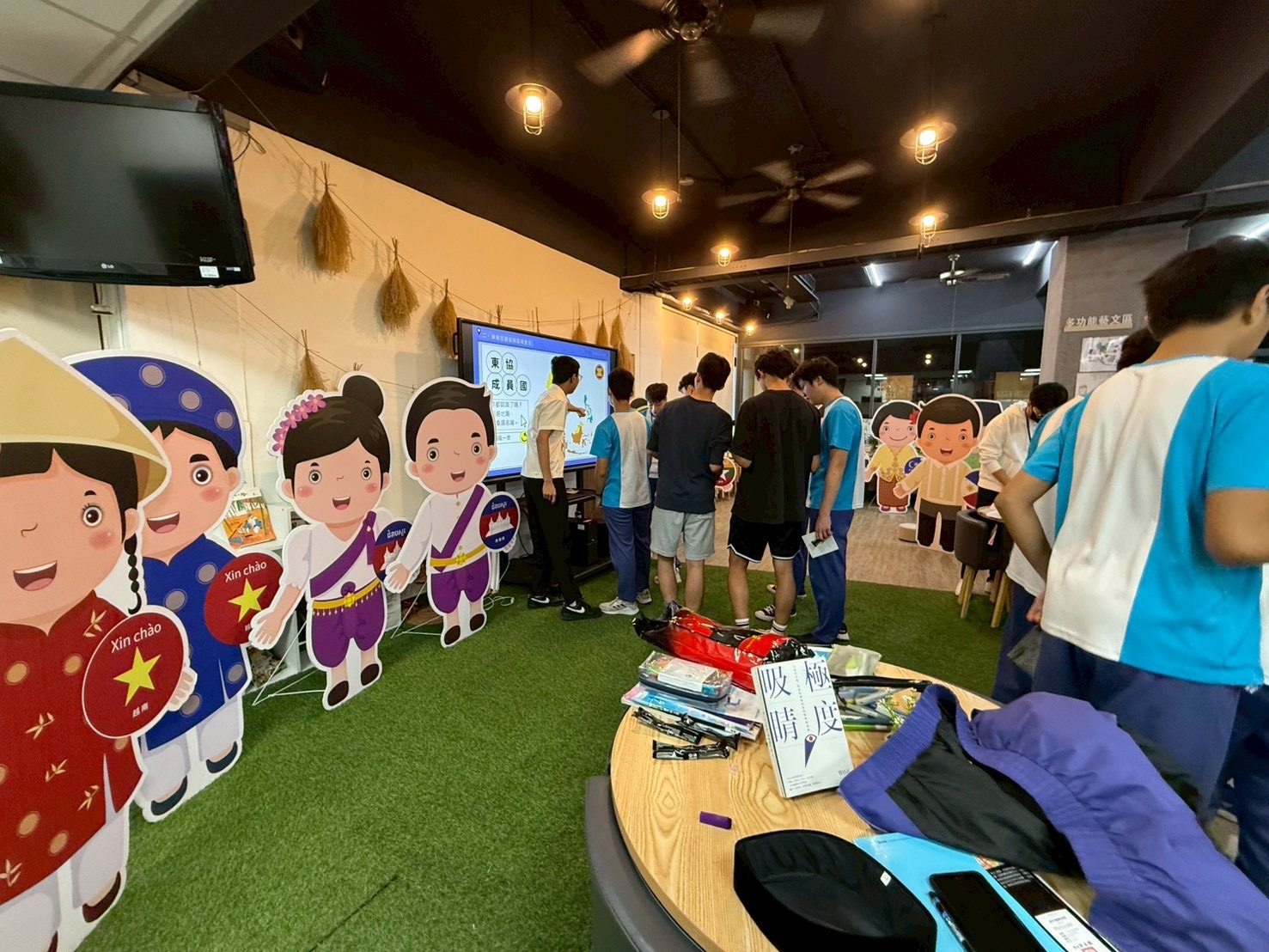 開南大學外籍生前進北科附工 「大手牽小手」認識東南亞文化 S 33710187 0