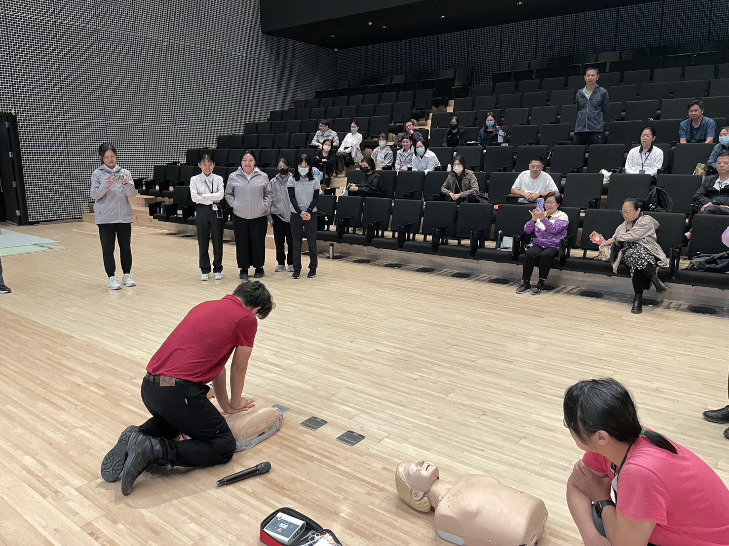 青埔消防分隊前進兒美館授課 志工跪地實作CPR訓練急救能力 S 39100451 0