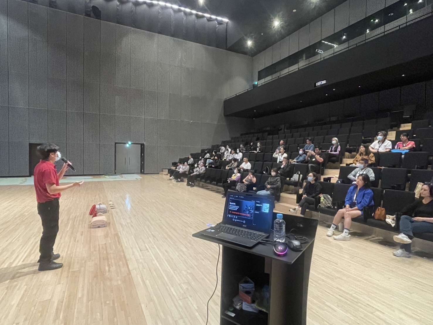 青埔消防分隊前進兒美館授課 志工跪地實作CPR訓練急救能力 S 39100454 0