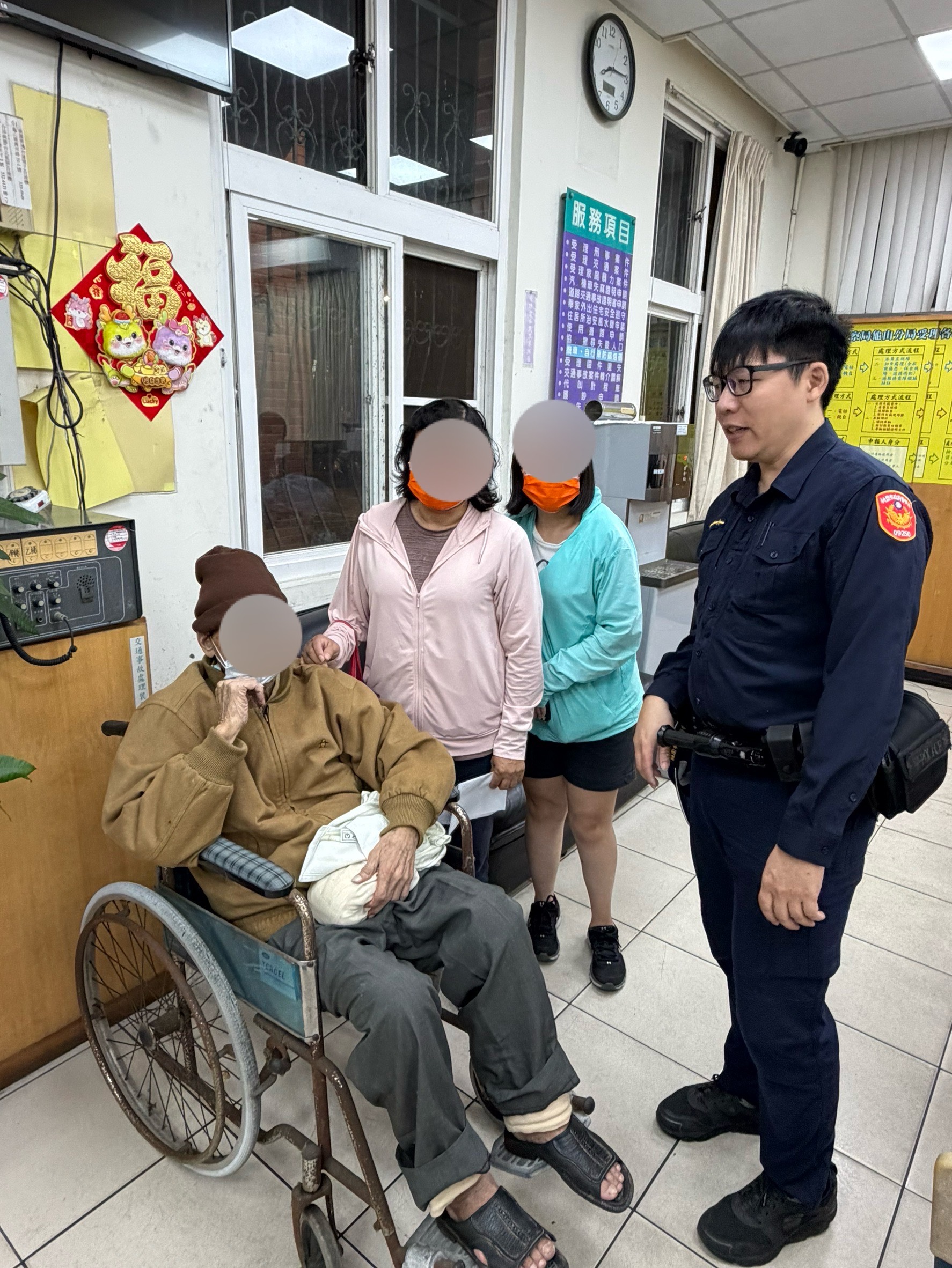 桃園8旬老翁跌坐鐵路旁 龜山警一查發現已被通報失蹤 S 401317907