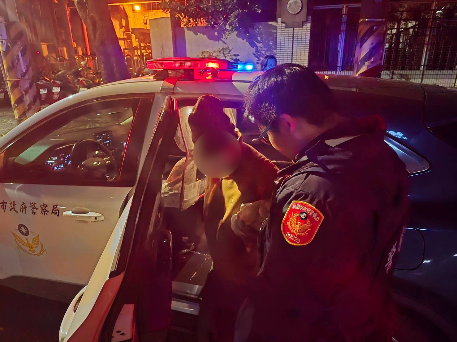 桃園8旬老翁跌坐鐵路旁 龜山警一查發現已被通報失蹤 S 401317909