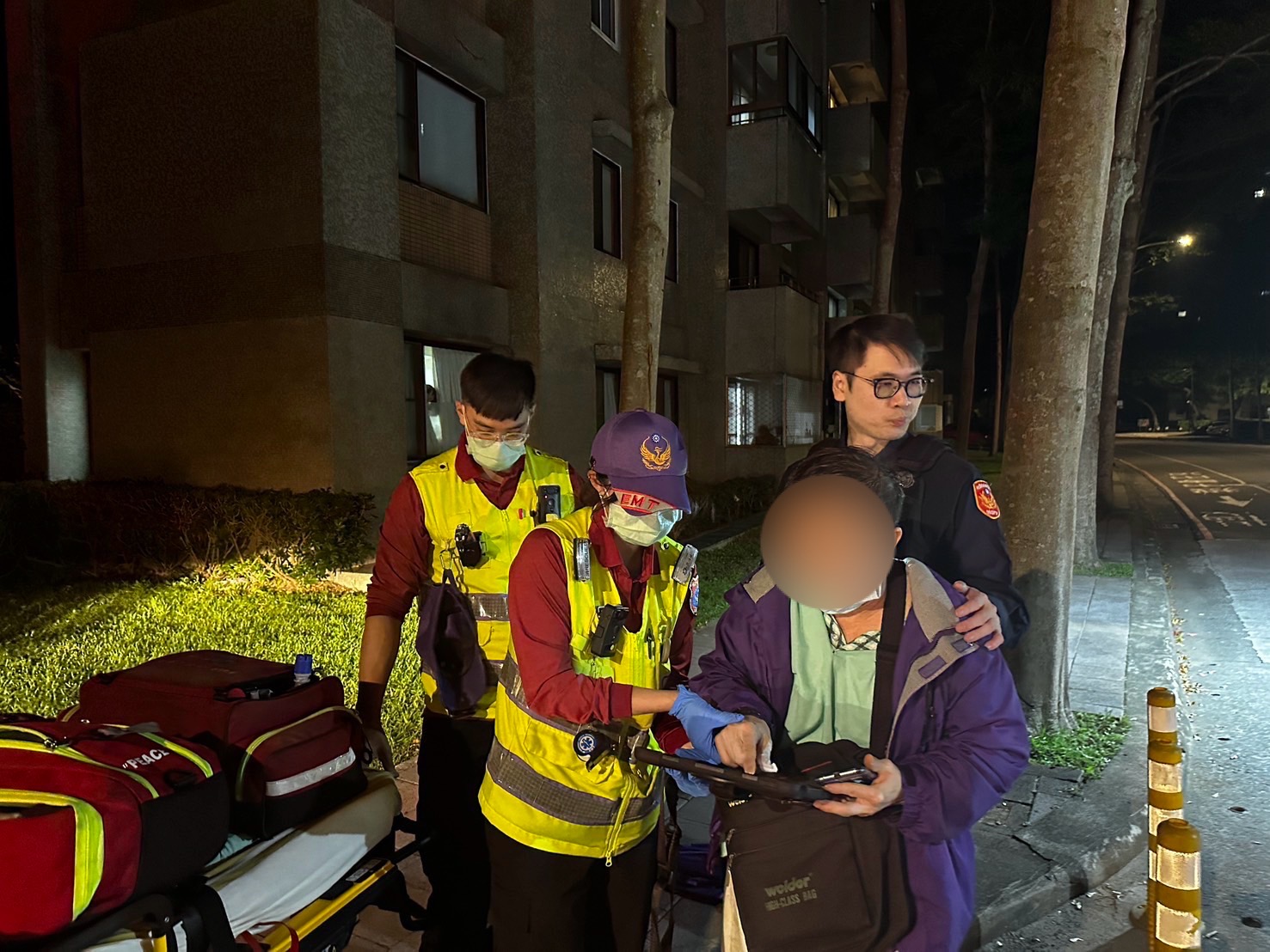 七旬失智老翁倒臥長庚社區前 龜山警半小時助團圓 S 401915907