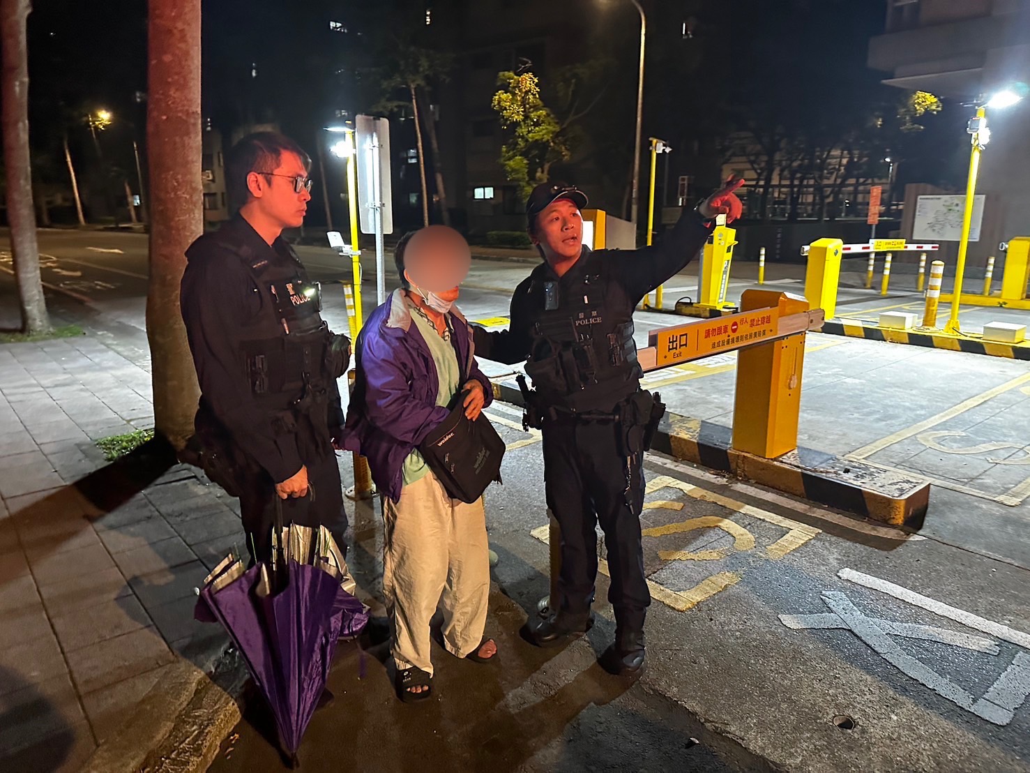 七旬失智老翁倒臥長庚社區前 龜山警半小時助團圓 S 401915908