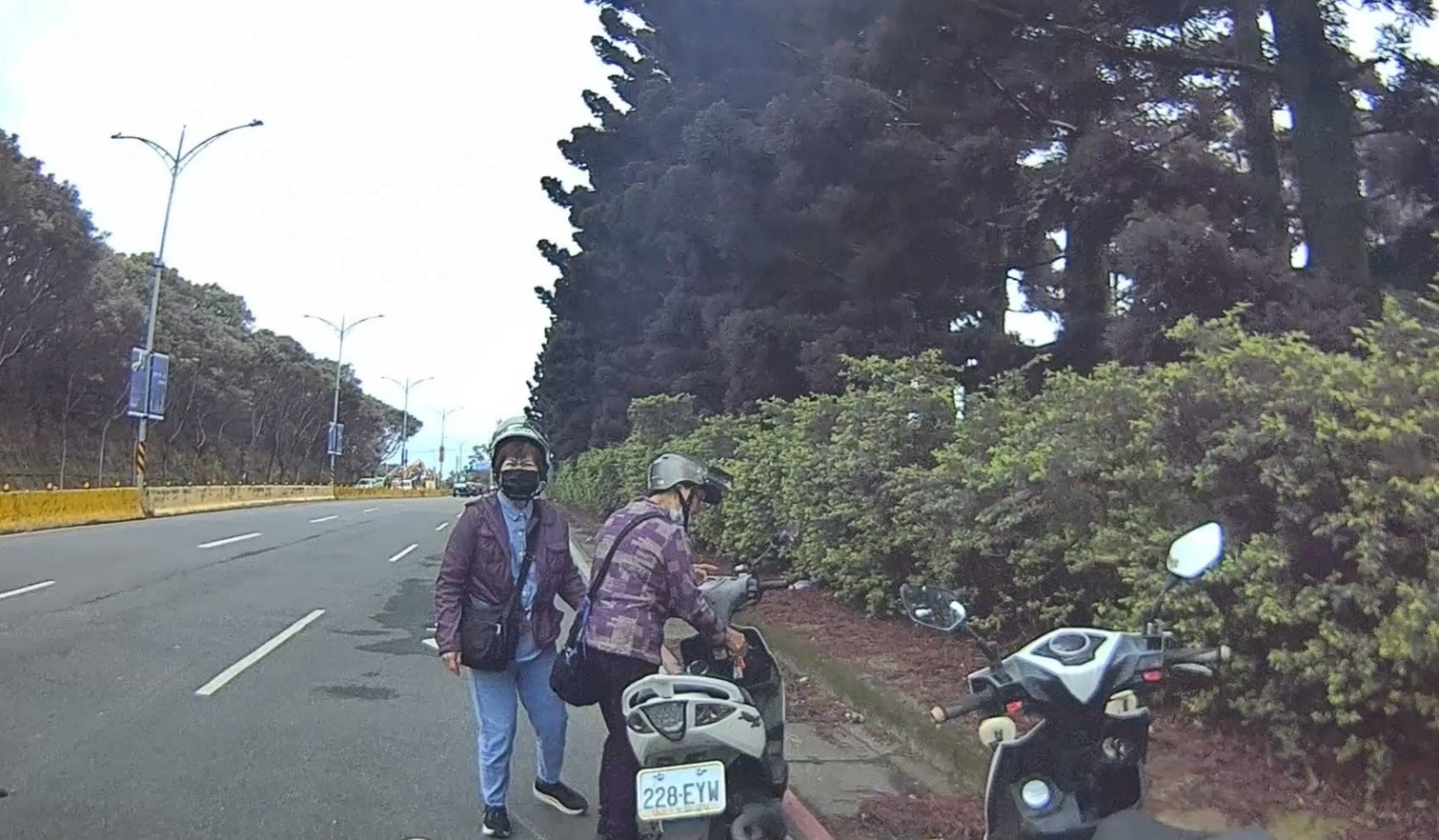 兩婦人遊龜山遇機車沒油拋錨 警即刻協助買油解困 S 402432016