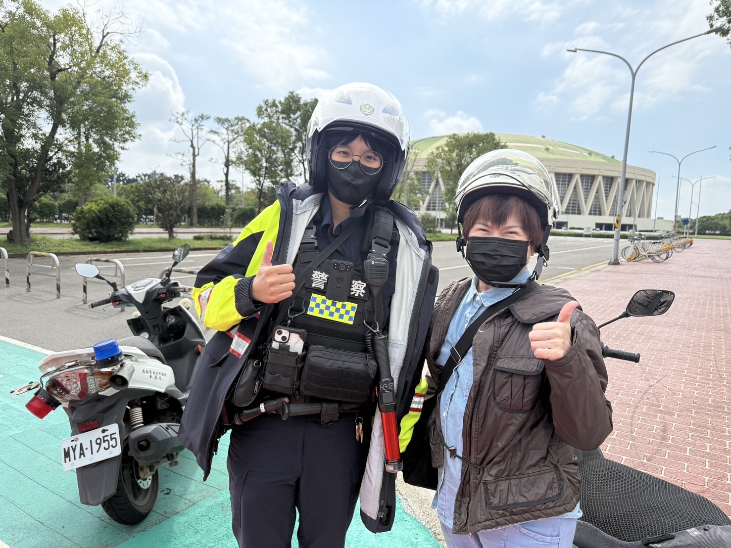 兩婦人遊龜山遇機車沒油拋錨 警即刻協助買油解困 S 402432017