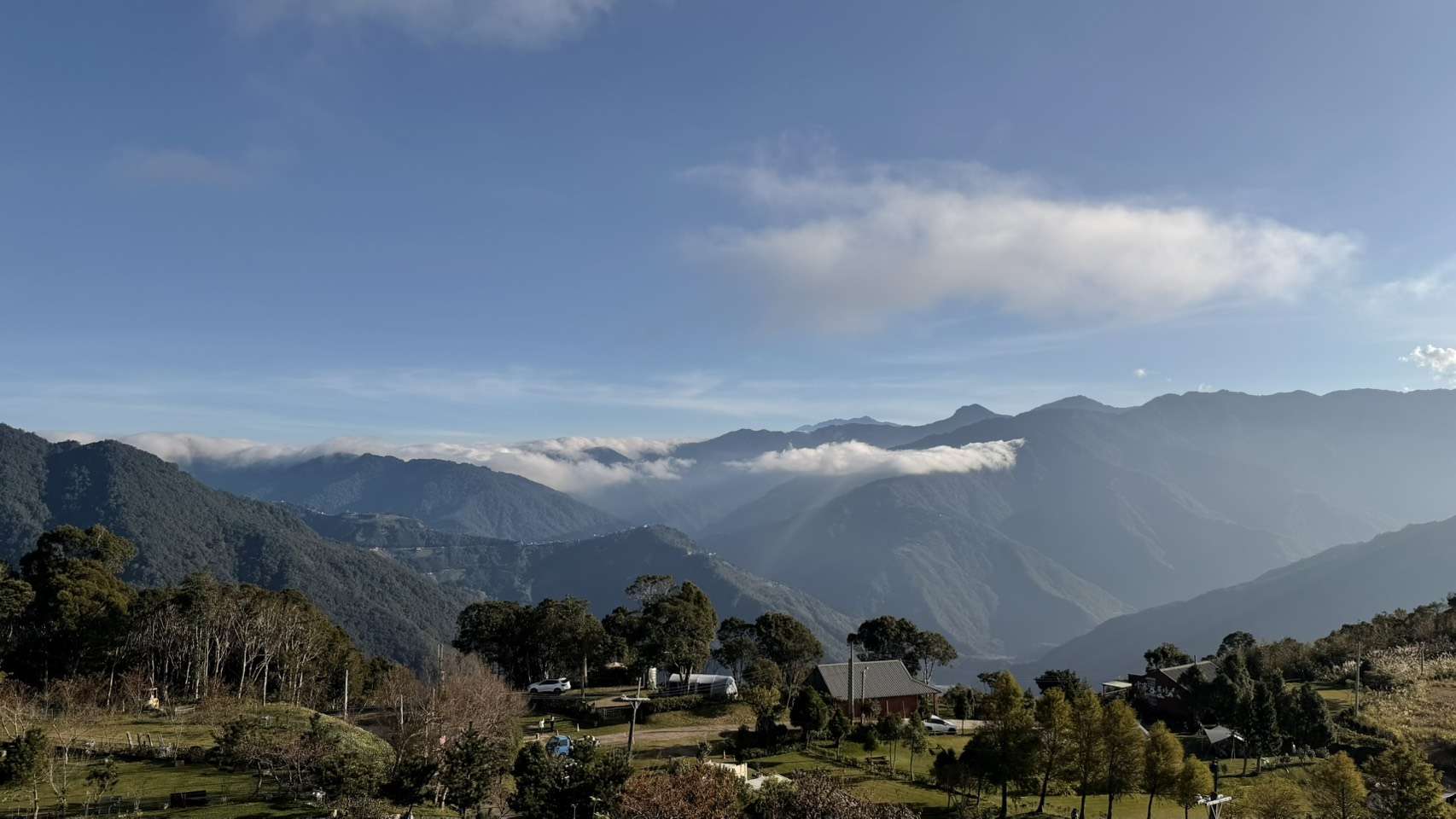 霧鬧雲海第一排!桃園「蘋果農莊」拉拉山新基地