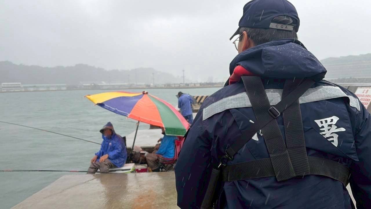 鳳凰預估17:30海警 海巡署北部分署:颱風天觀浪最重罰25萬 S 46325779