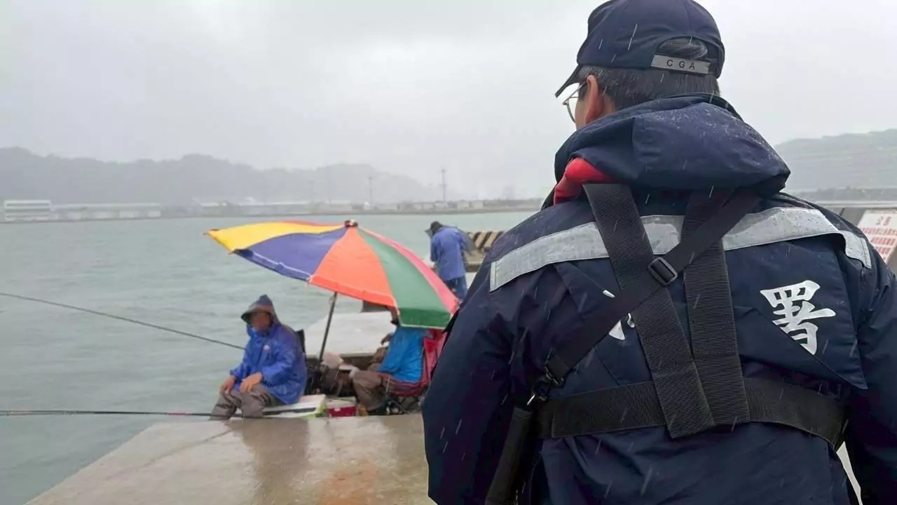 鳳凰預估17:30海警 海巡署北部分署:颱風天觀浪最重罰25萬 鳳凰預估17:30海警 海巡署北部分署:颱風天觀浪最重罰25萬