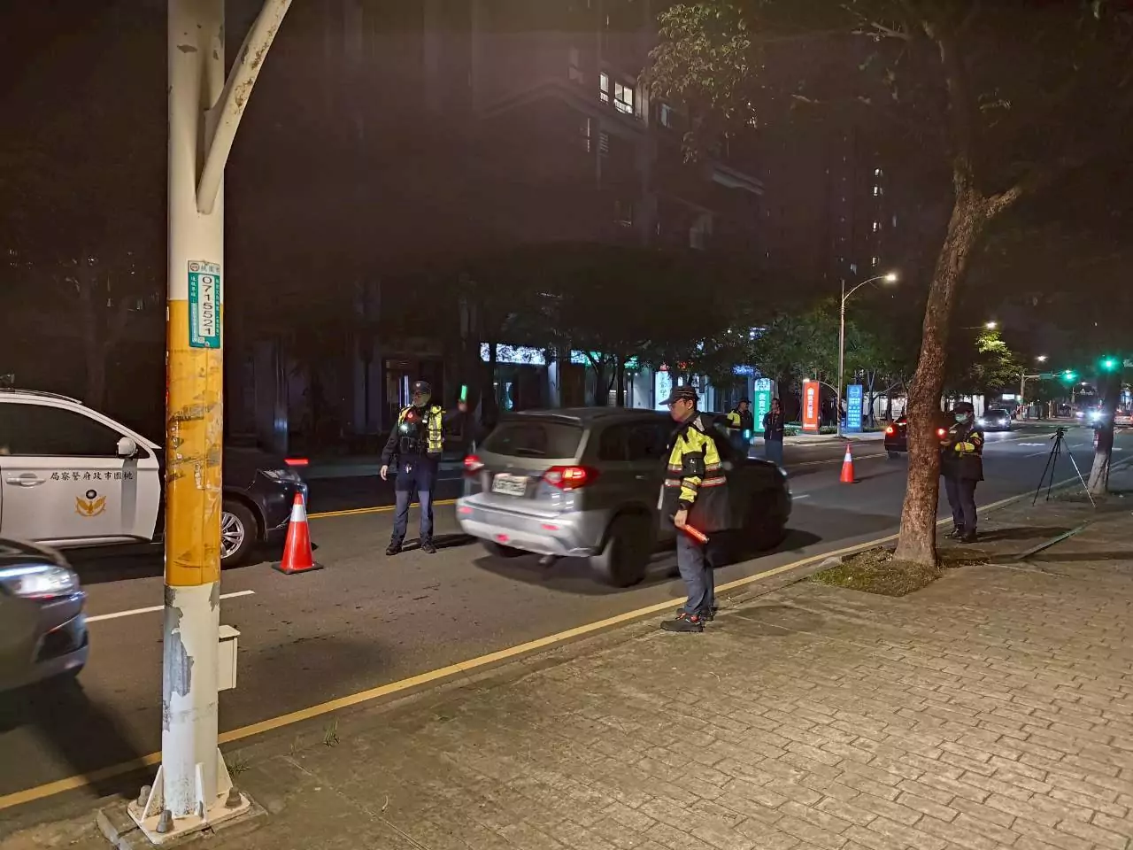 桃園騎士滑手機、行車不穩遭警方盤查 毒品唾液快篩呈陽性 桃園騎士滑手機、行車不穩遭警方盤查 毒品唾液快篩呈陽性
