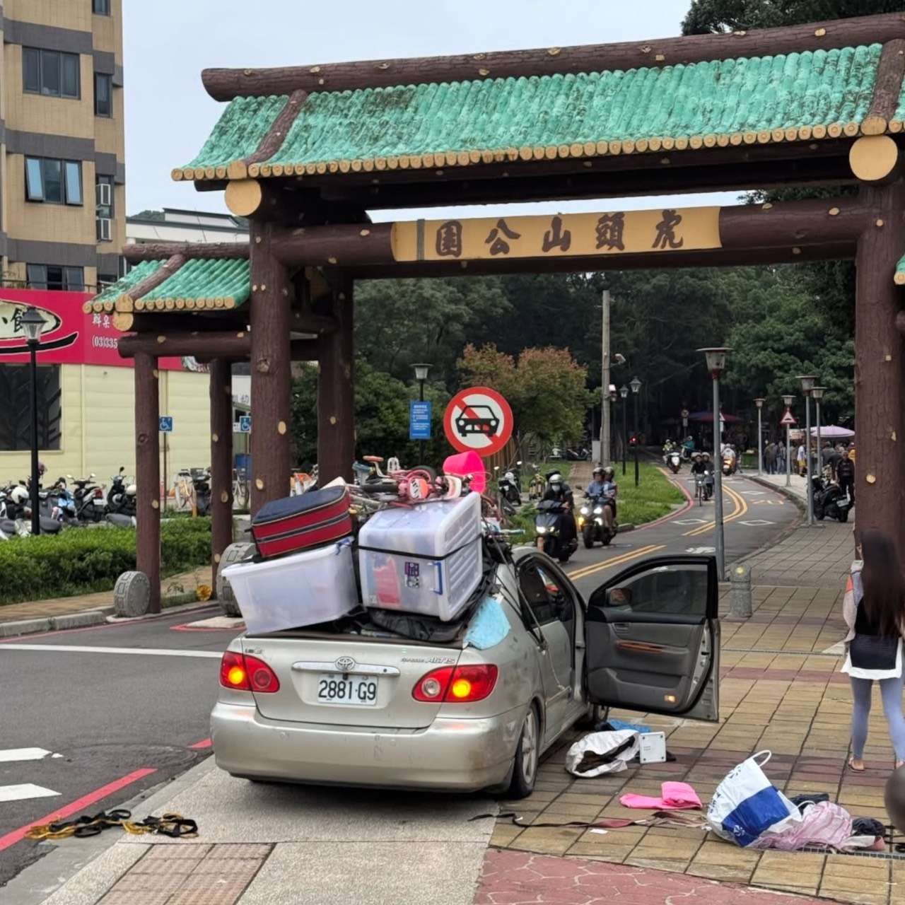 桃園男子停車撿物放車上畫面瘋傳 桃警:貨物載運不穩依法開罰