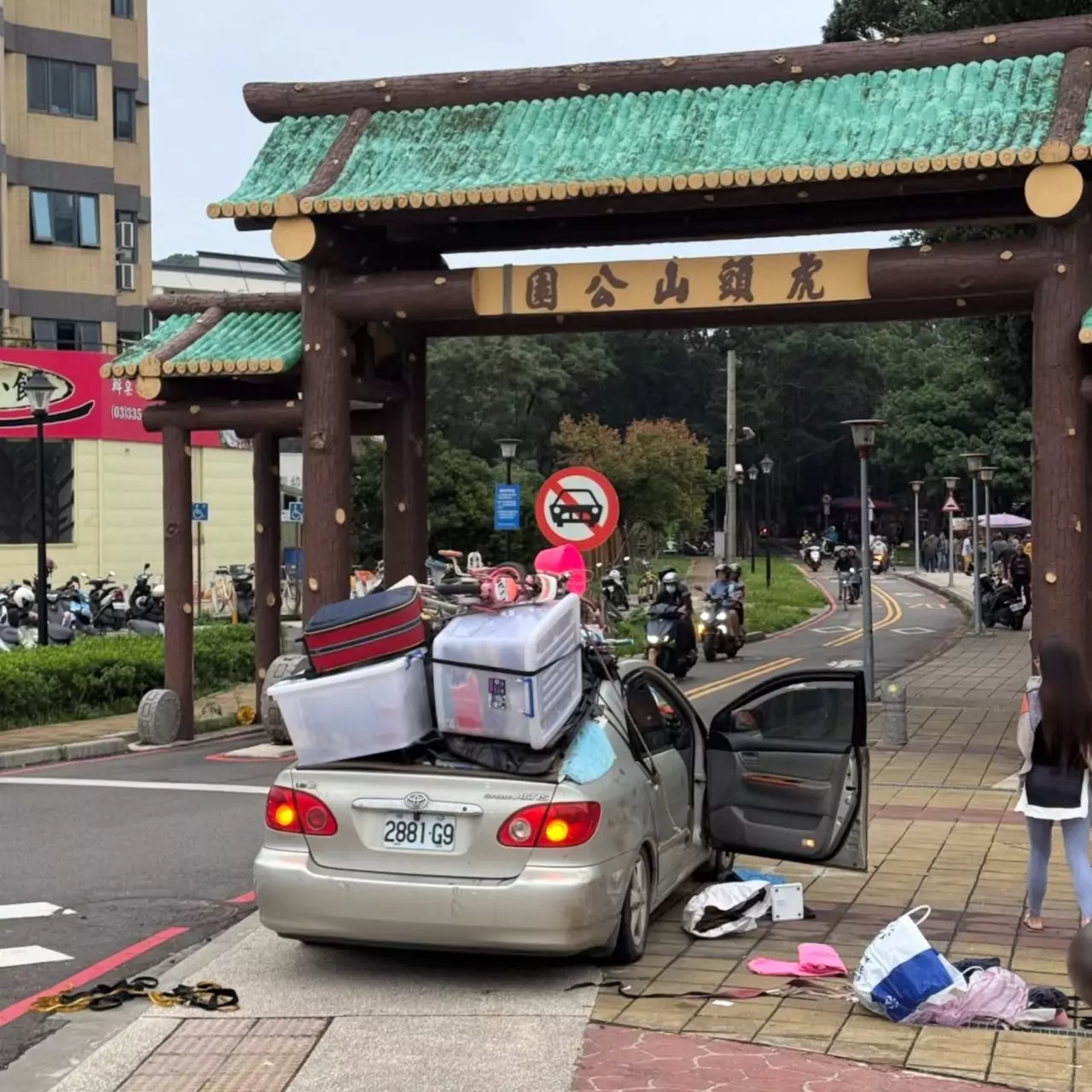 桃園男子停車撿物放車上畫面瘋傳 桃警:貨物載運不穩依法開罰 S 47144988