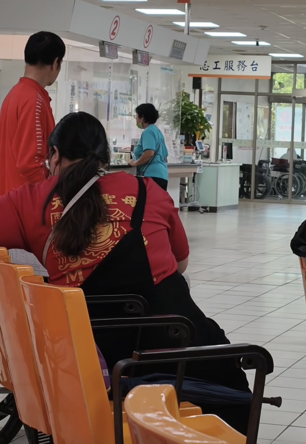 【有片】醫院內突爆激烈衝突 婦人怒摔設備遭以現行犯逮捕 S 48422914