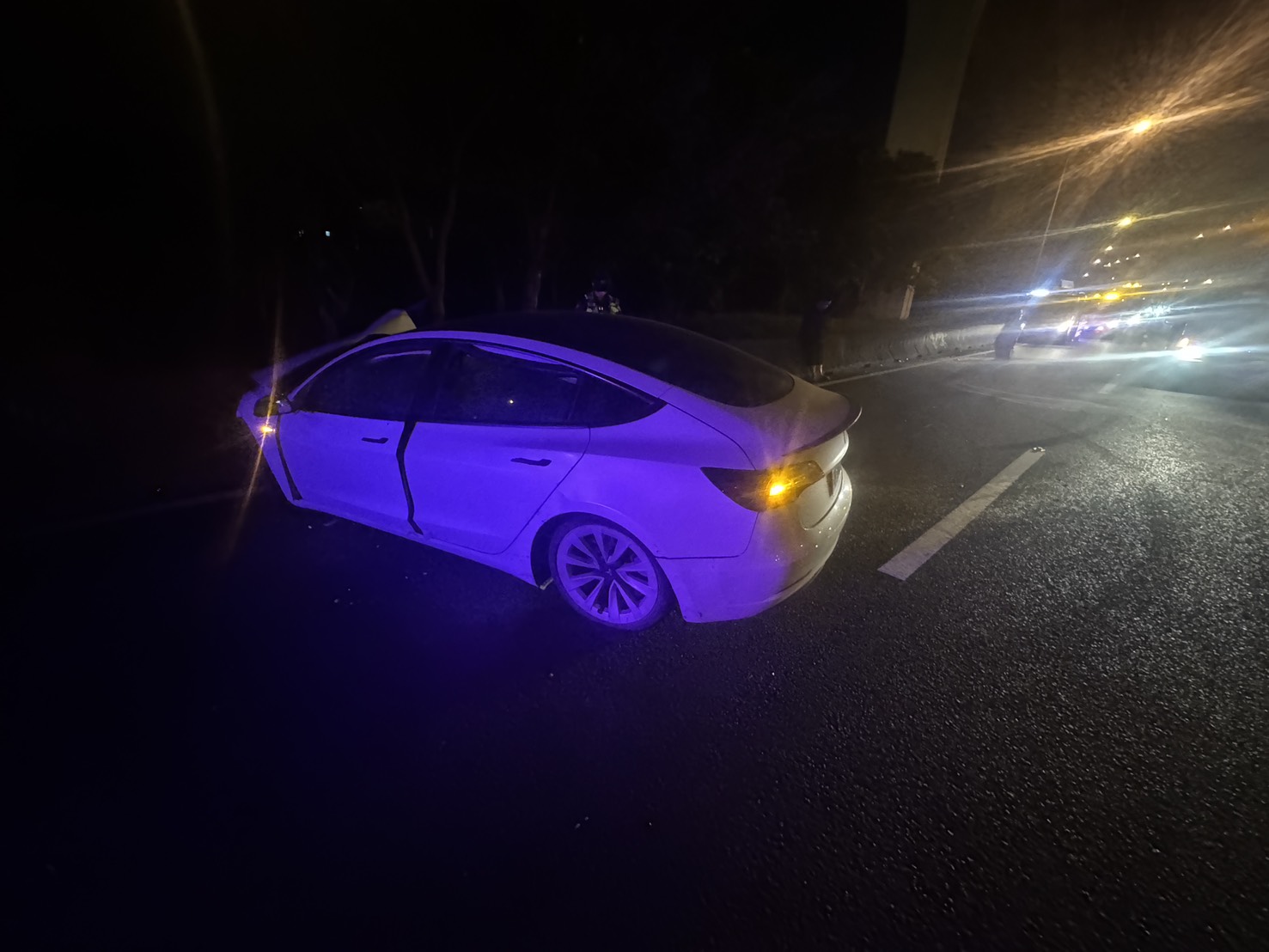 【有片】深夜恍神釀禍!特斯拉國1南崁路段猛撞護欄 車頭全毀 S 58466315 0