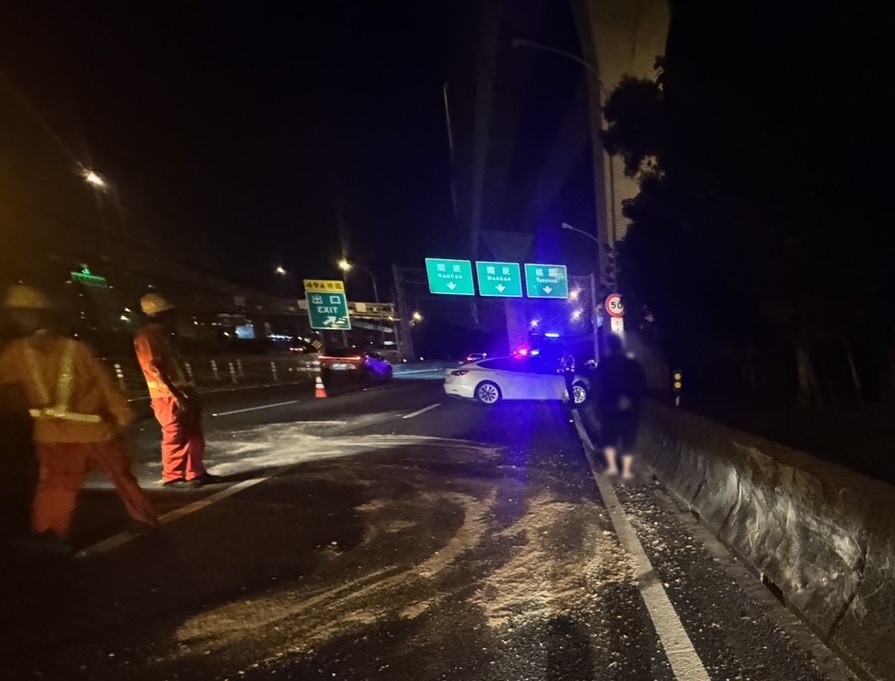 【有片】深夜恍神釀禍!特斯拉國1南崁路段猛撞護欄 車頭全毀 S 58466318 0