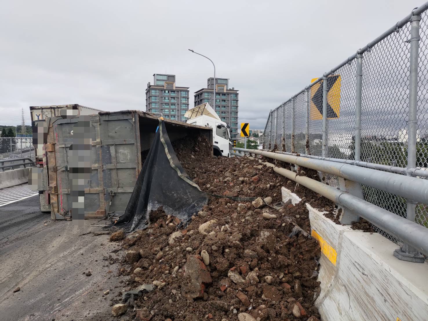 國3大溪交流道半聯結車過彎側翻 砂石散落一地