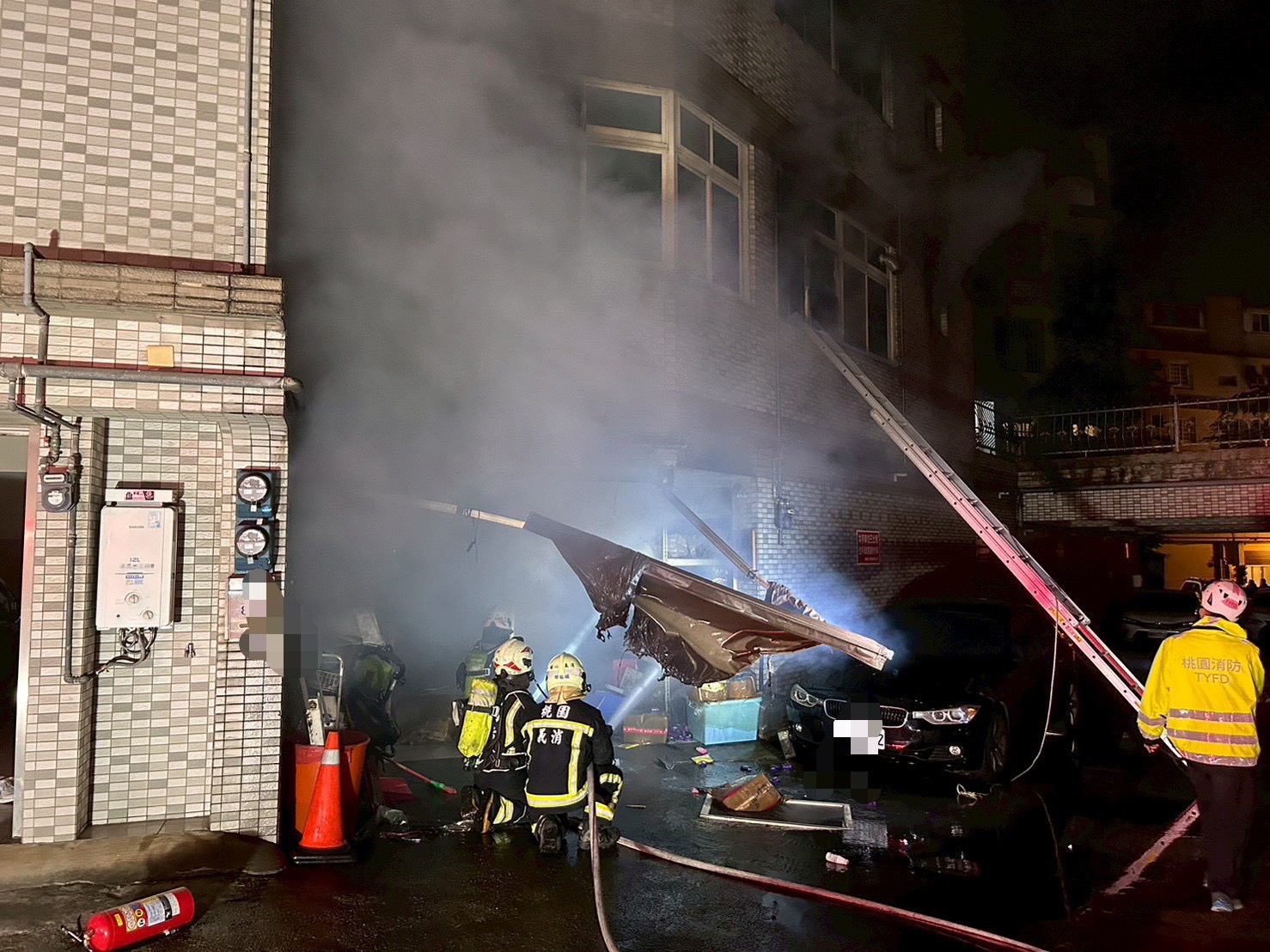 楊梅民宅深夜惡火7人受困 1女急跳花圃驚險逃生