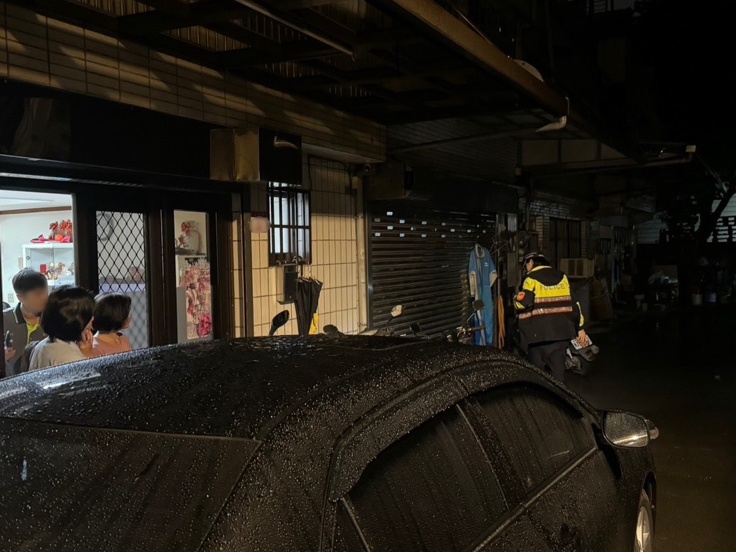 龍潭警摸黑幫找手機 少女開機見1照片感動落淚 S 7520278 0