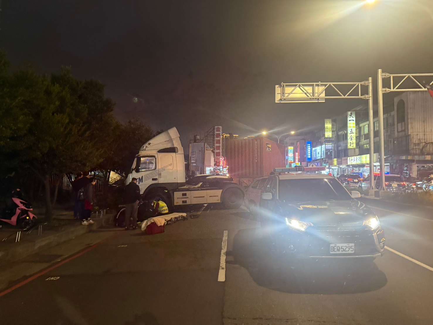 楊梅貨櫃車駕駛送貨途中疑身體不適失控 衝撞5車1警車 S 77070555 0