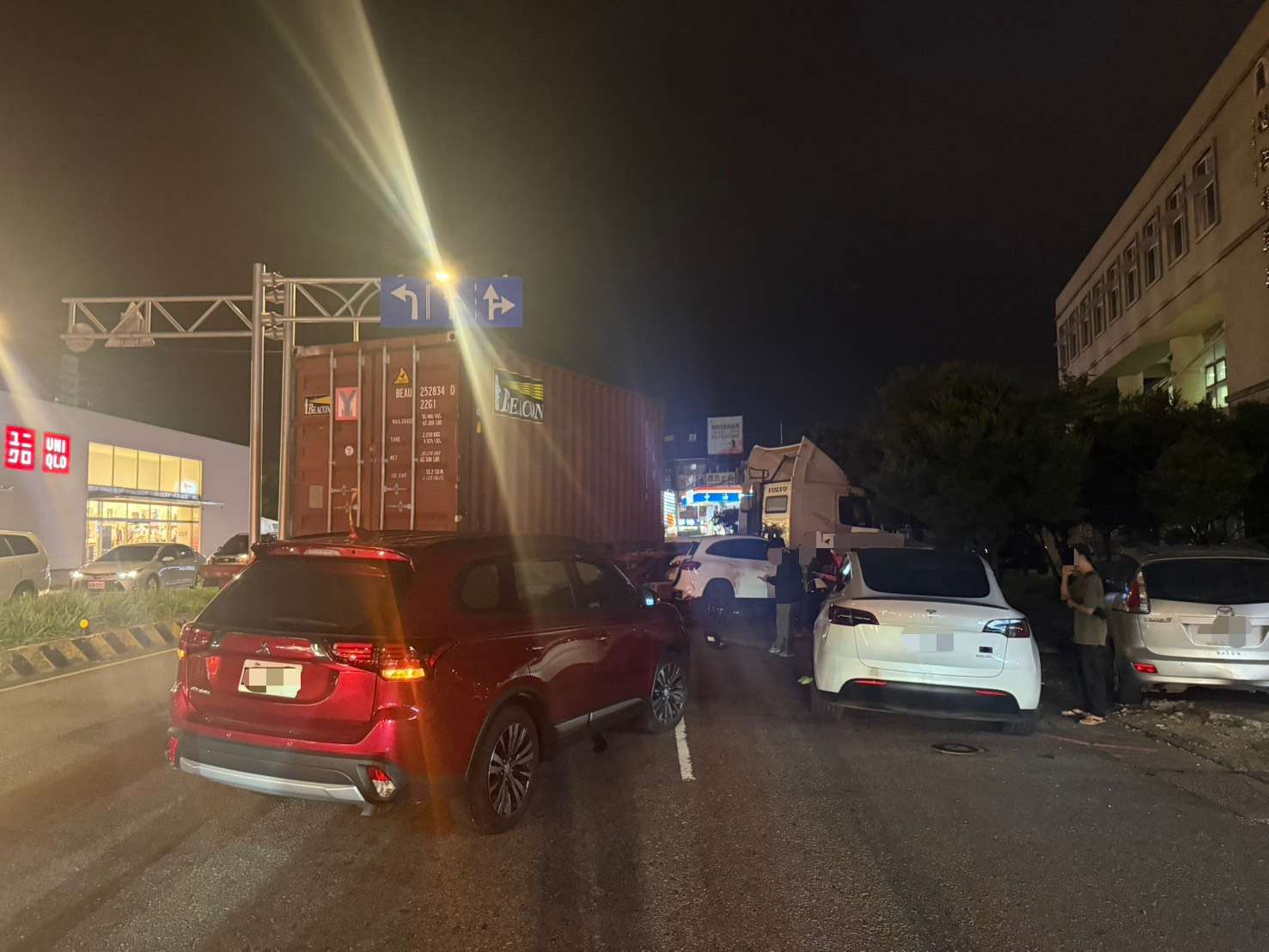 楊梅貨櫃車駕駛送貨途中疑身體不適失控 衝撞5車1警車 S 77070557 0