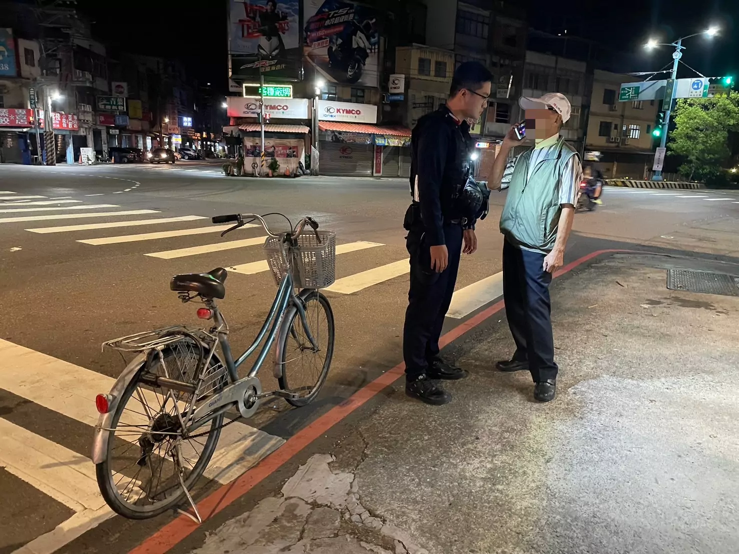 老翁迷途50公里深夜徘徊楊梅台1線 員警暖心送他返家 老翁迷途50公里深夜徘徊楊梅台1線 員警暖心送他返家