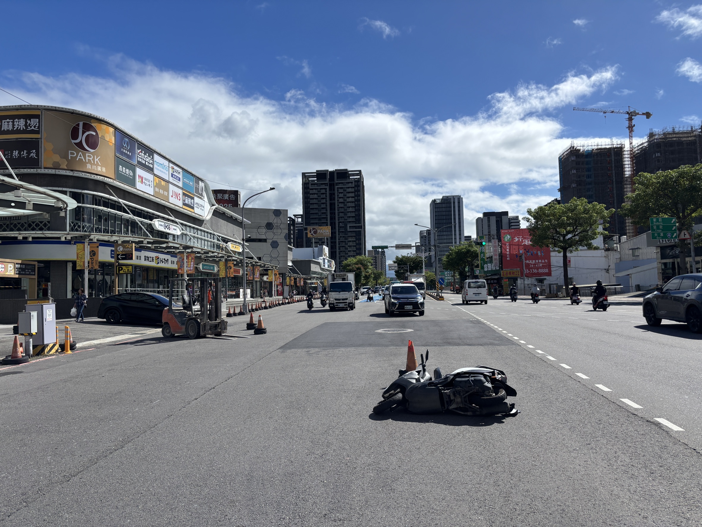 堆高機違規上路釀禍 桃園機車騎士遭撞倒地送醫