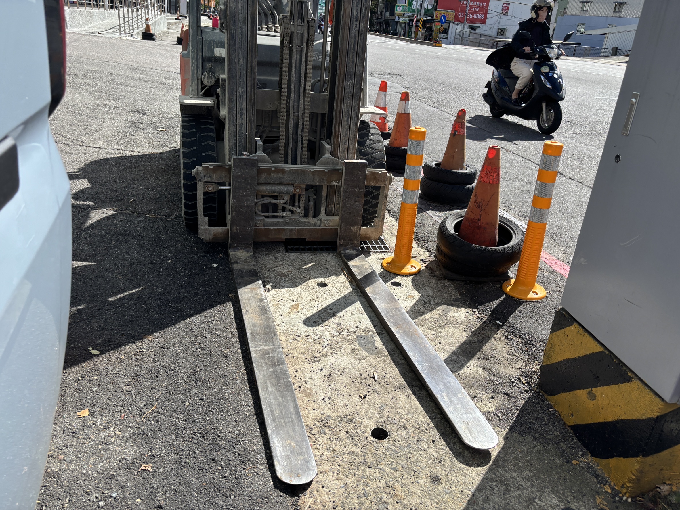 堆高機違規上路釀禍 桃園機車騎士遭撞倒地送醫 S 77733907